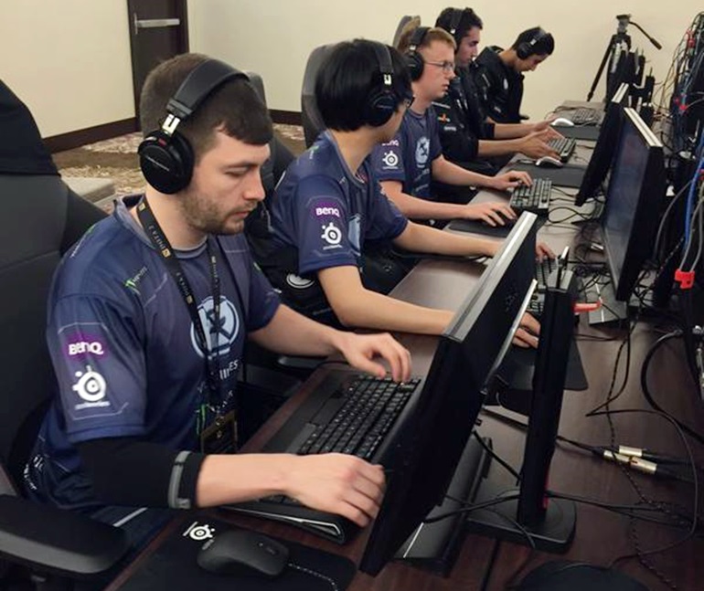 evil geniuses dota 2 setting up during TI5 group stage