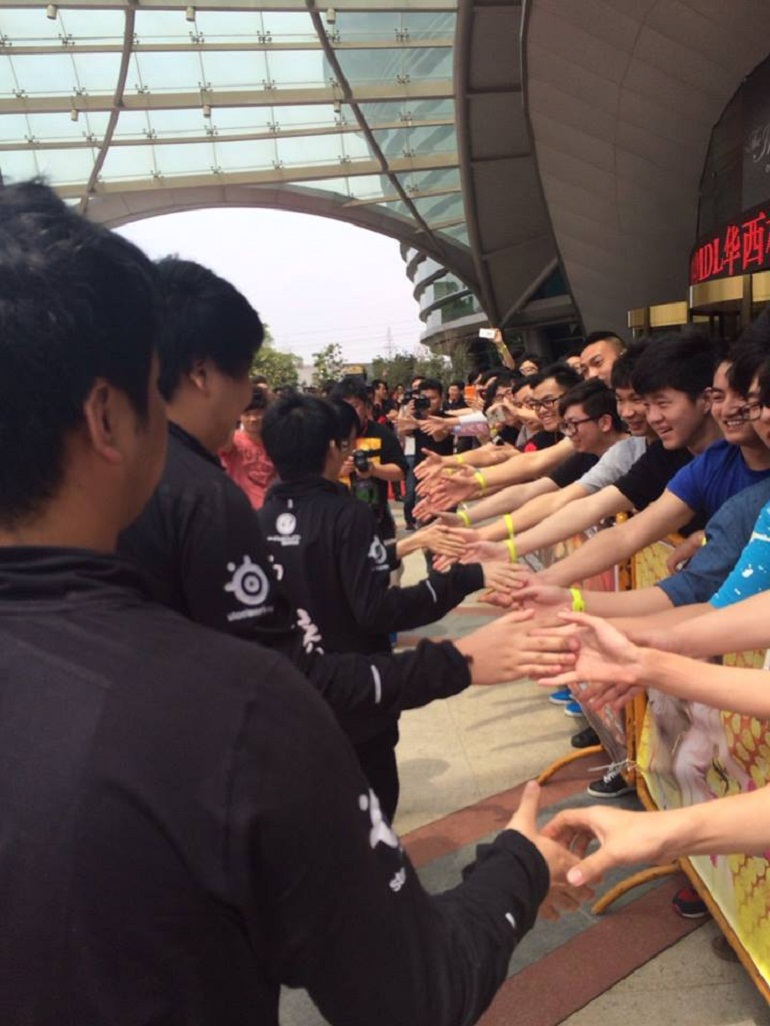 Dota 2 Invictus Gaming fans at MarsTV