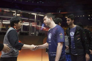 EG and CDEC shaking hands at The International 5 © Valve