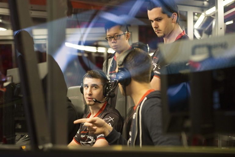 swindlemelonzz consulting with his former compLexity teammates during a TI5 series