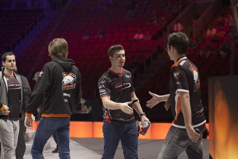 swindlemelonzz shaking hands with VP.G at The International 5